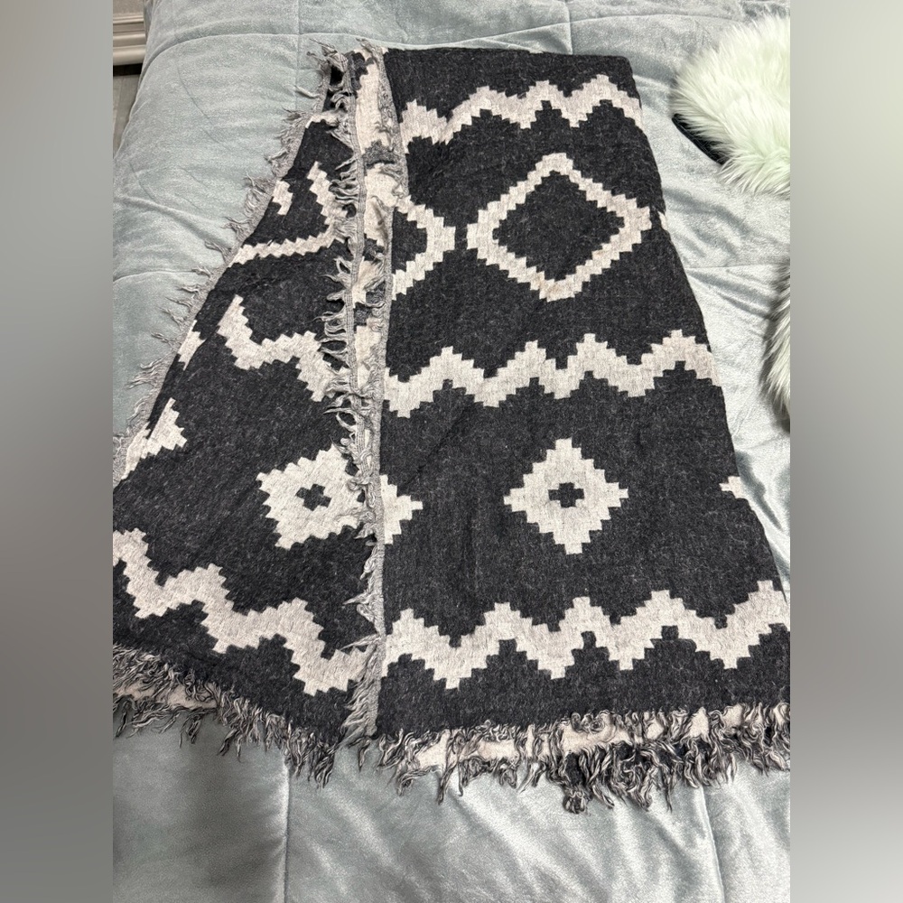 Aritzia Black and Cream Geometric Scarf